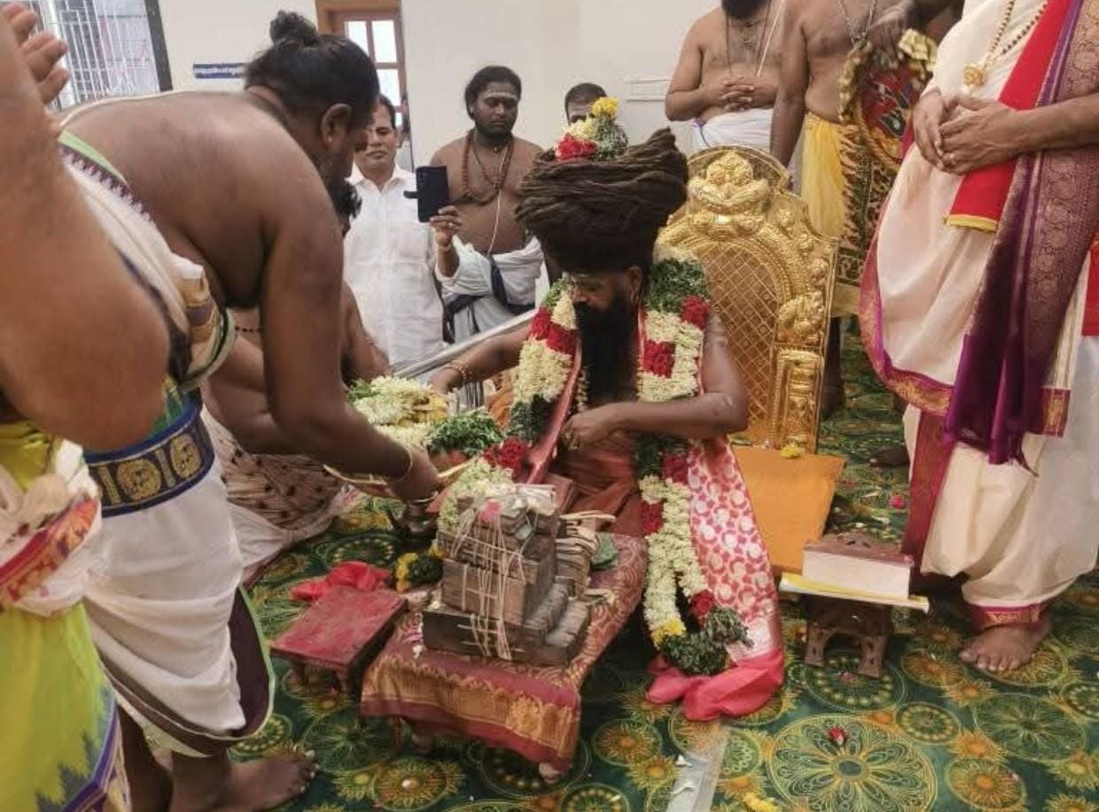 Priests performing sacred rituals with palm leaf manuscripts for Nadi Astrology in Vaitheeswaran Koil at Sri Mahasiva Agathiya Sukshama Nadi Center.